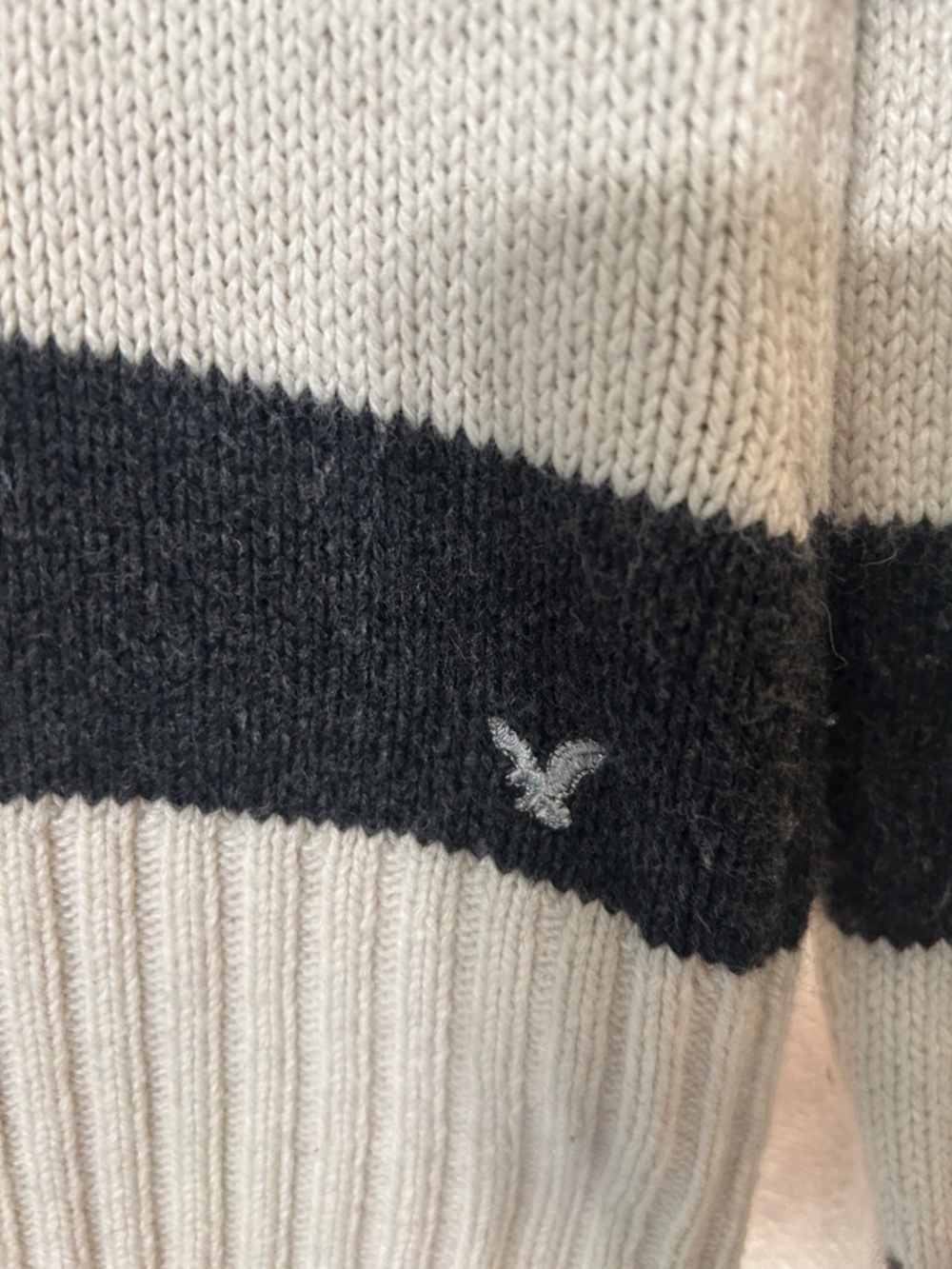 American Eagle Striped V-Neck Sweater in Gray & Cream-size Large - Picture 4 of 11
